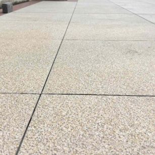 佳木斯 黄金麻花岗岩石板材荔枝面地面铺装效果