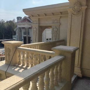 佳木斯 黄金麻别墅外墙干挂雕花配合阳台栏杆花瓶柱