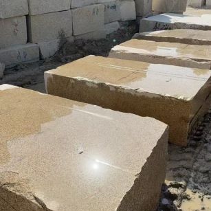 佳木斯 黄金麻方料堆场洗料分选中，原材料充足