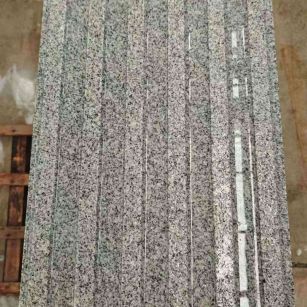 佳木斯 芝麻白花岗岩荔枝面雕刻盲道，盲条