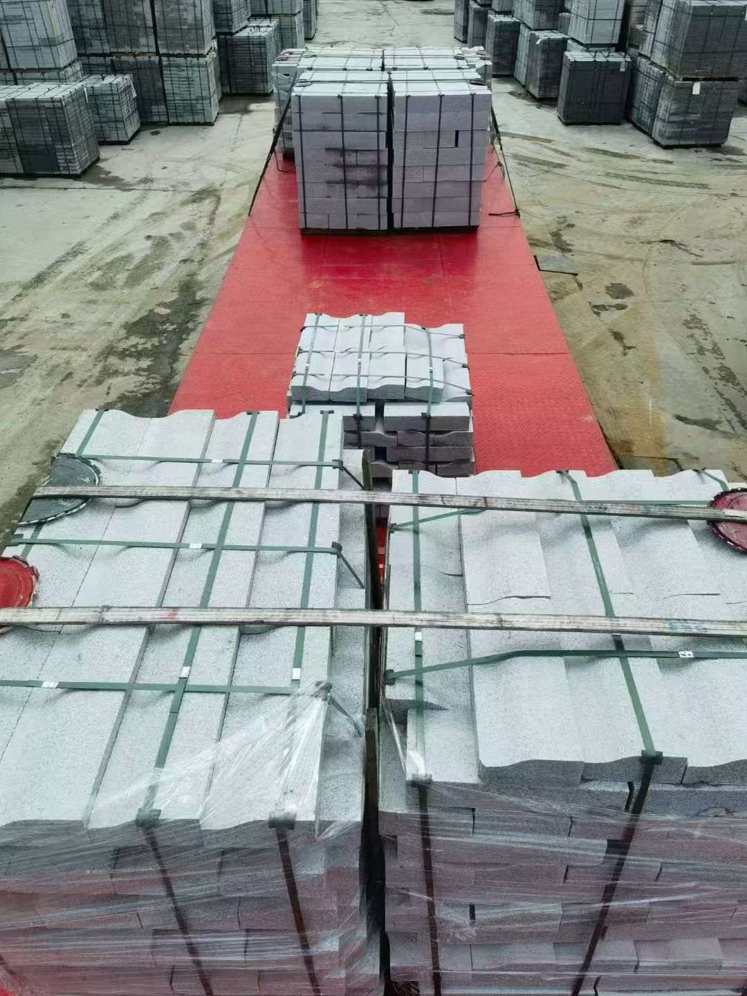 佳木斯 芝麻白仿形加直形路沿石出货日常