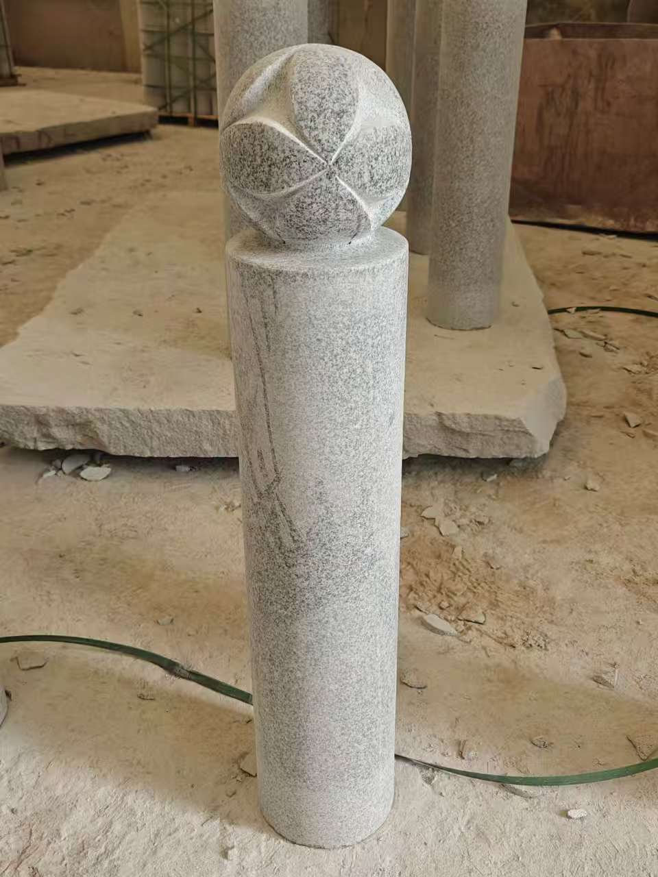 佳木斯 芝麻白花岗岩石材挡车石柱、停车柱、圆柱挡车柱、方柱挡车柱等