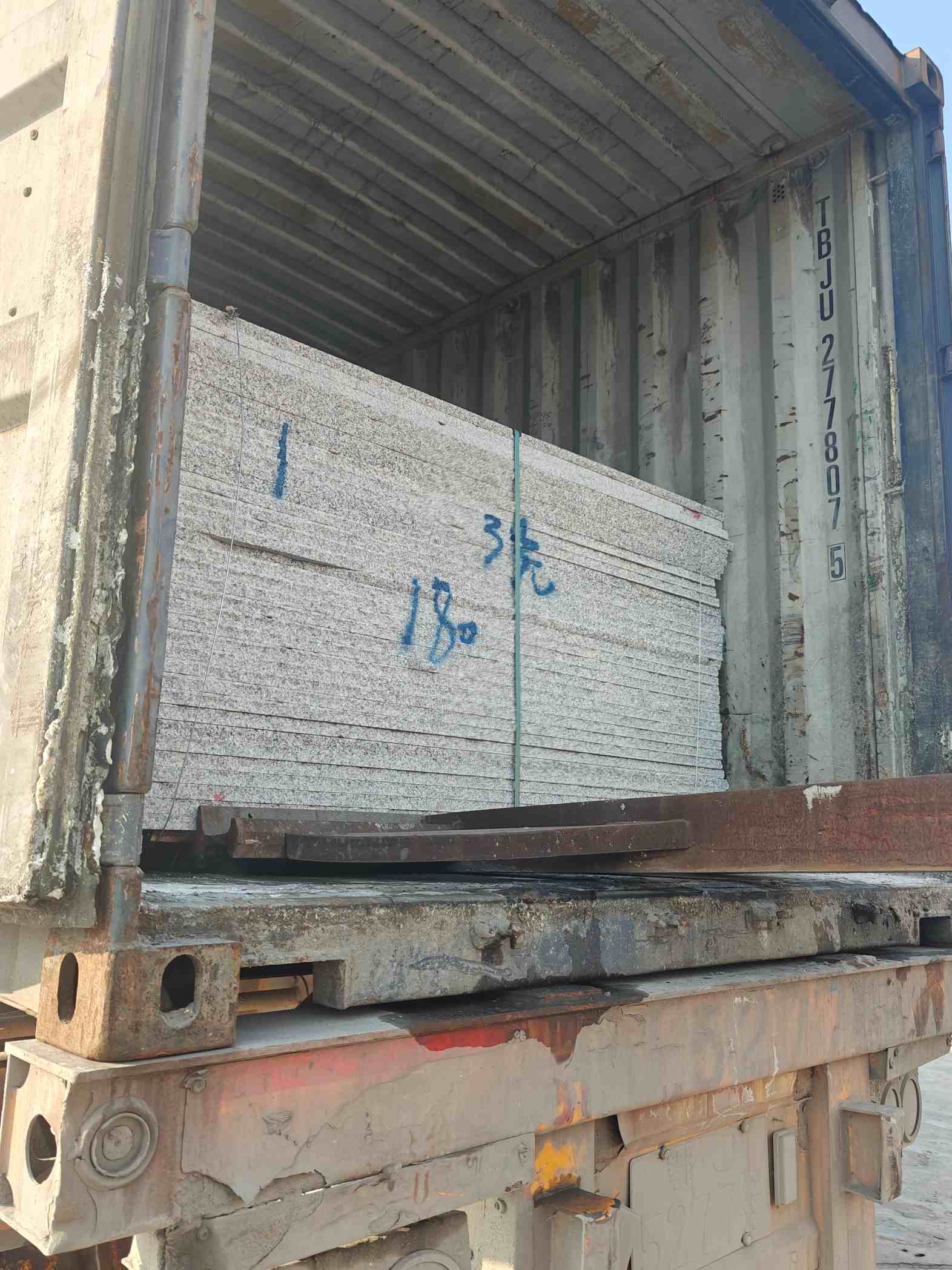 佳木斯 芝麻白花岗岩石材3.0公分光面毛板装柜出货