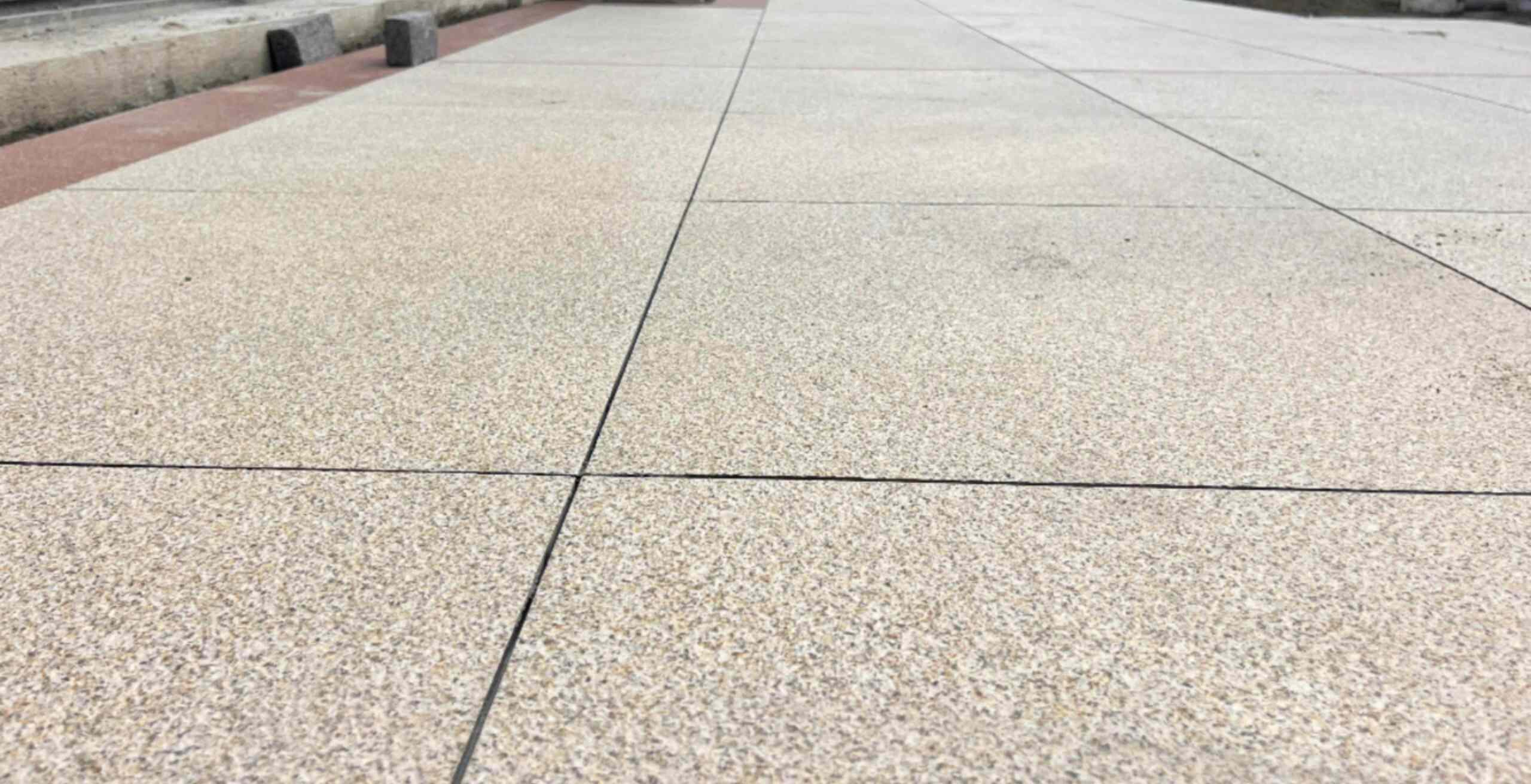 佳木斯 黄金麻花岗岩石板材荔枝面地面铺装效果