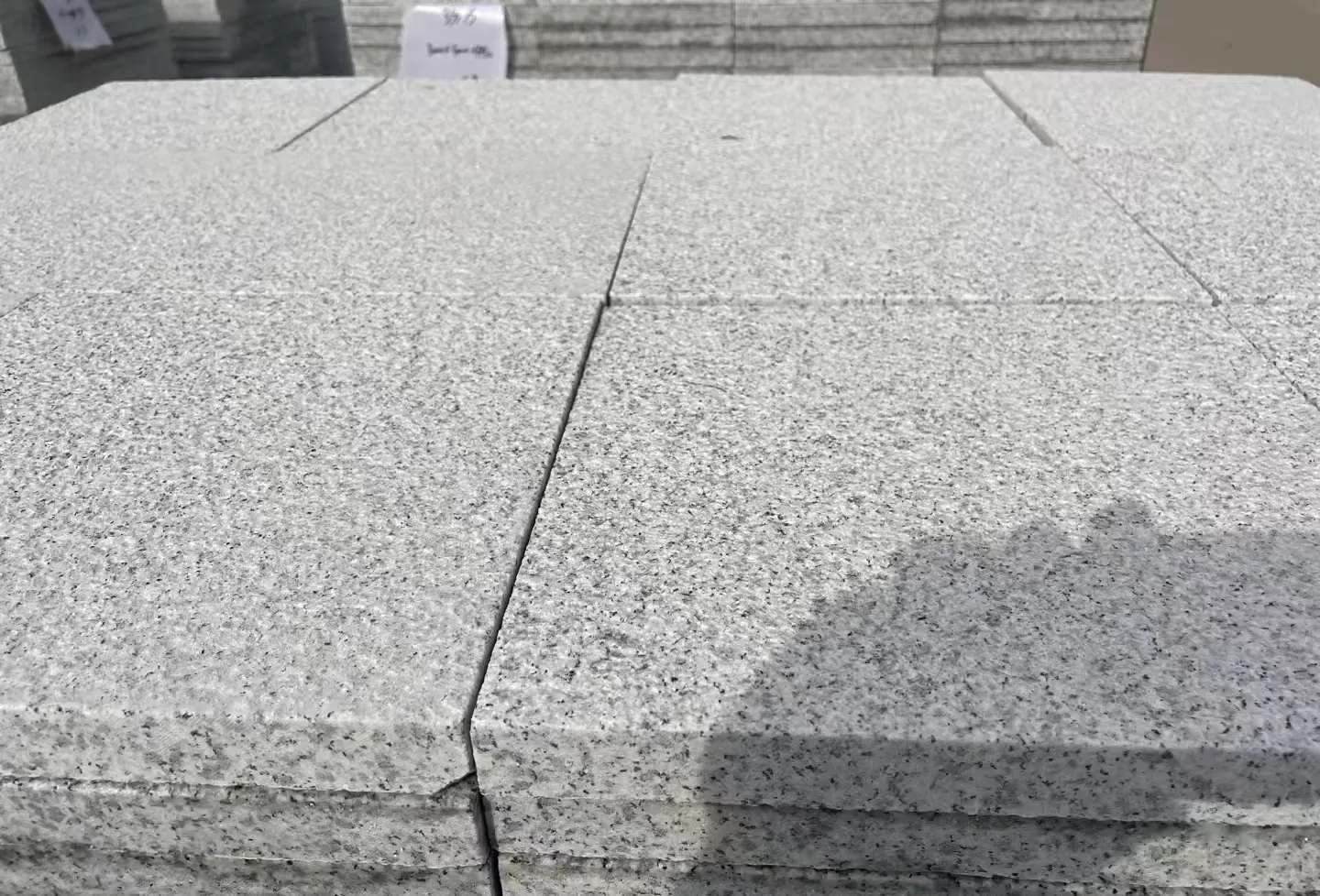 佳木斯 白麻花岗岩石材推荐 荔枝面地铺石