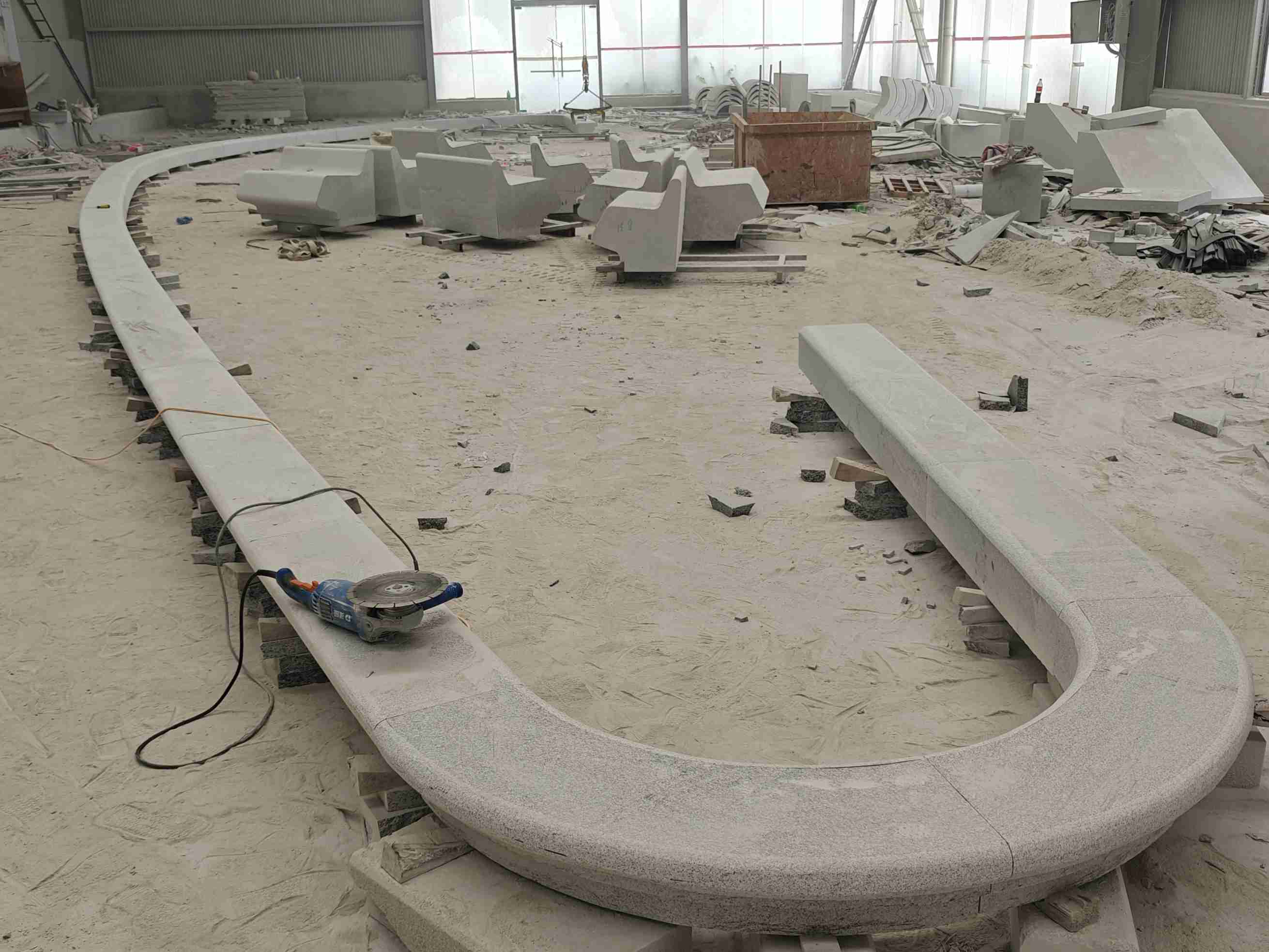 佳木斯 芝麻白花岗岩弧形花坛石，坐凳石