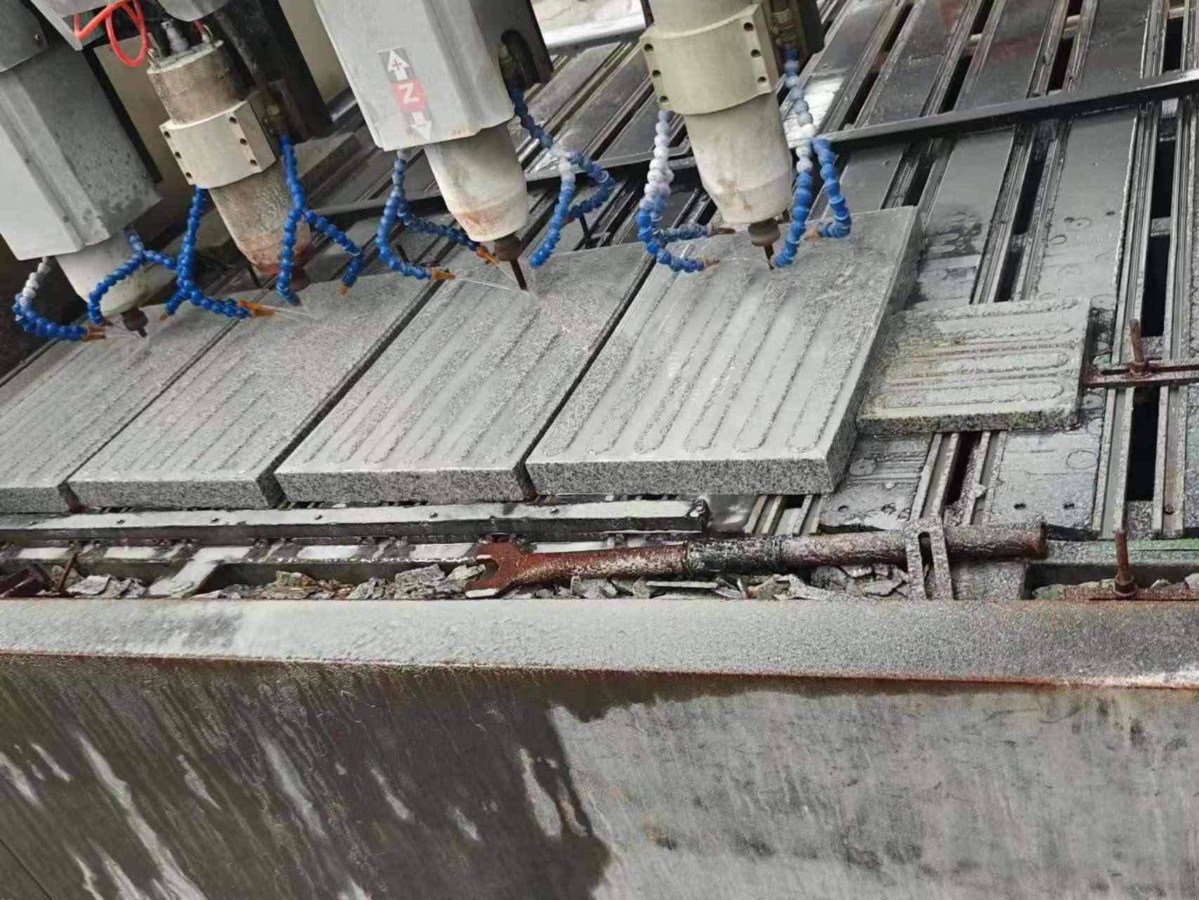 佳木斯 芝麻白花岗岩荔枝面盲道雕刻