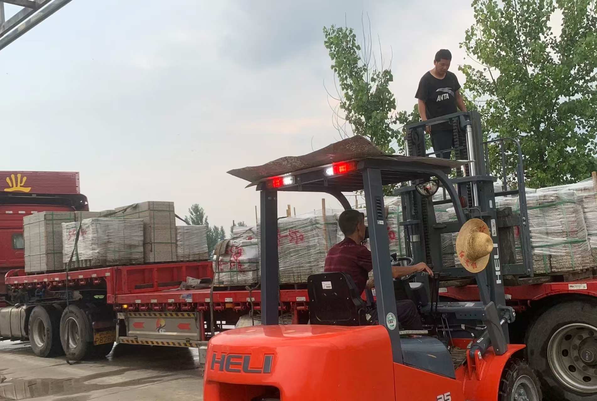 佳木斯 黄金麻冰裂纹，地铺石装车