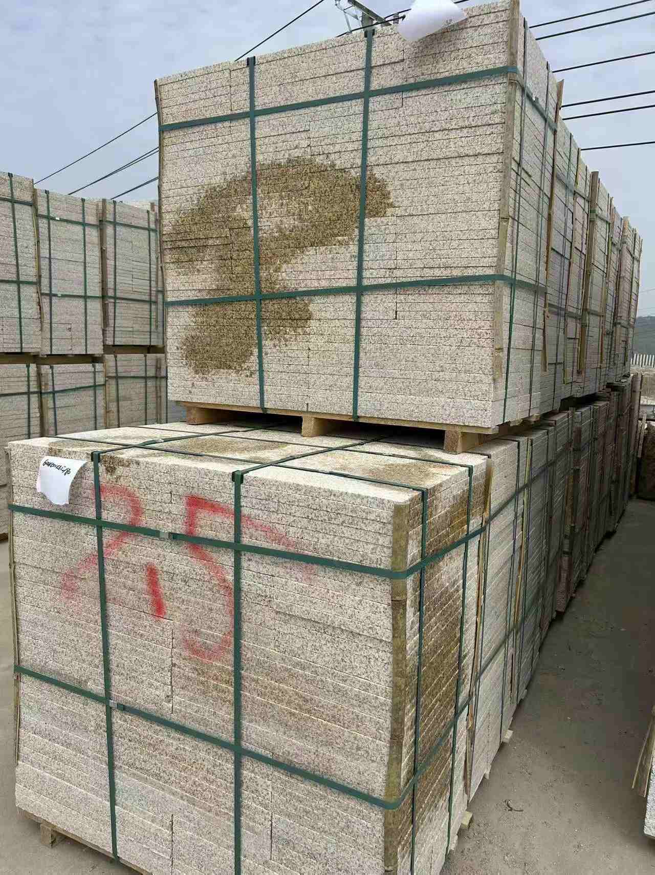 佳木斯 黄金麻花岗岩石材荔枝面地铺石2.5*300*600