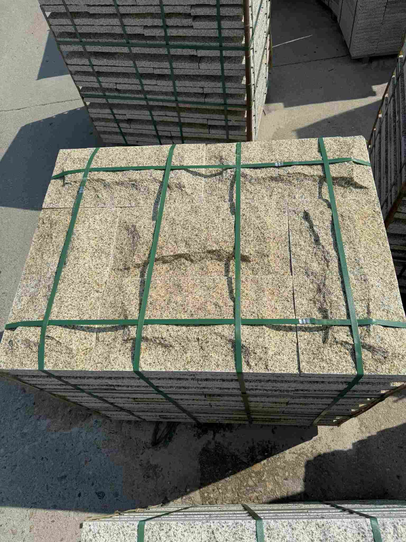 佳木斯 黄金麻花岗岩石材自然面蘑菇石成品