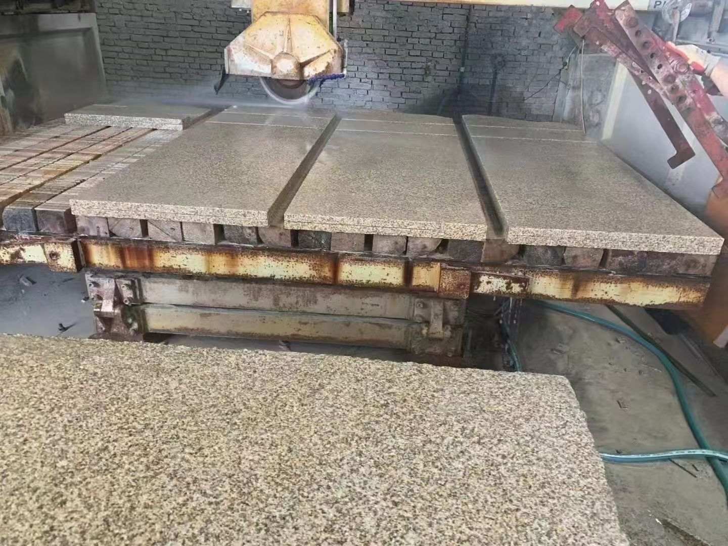 佳木斯 黄金麻荔枝面成品板加工