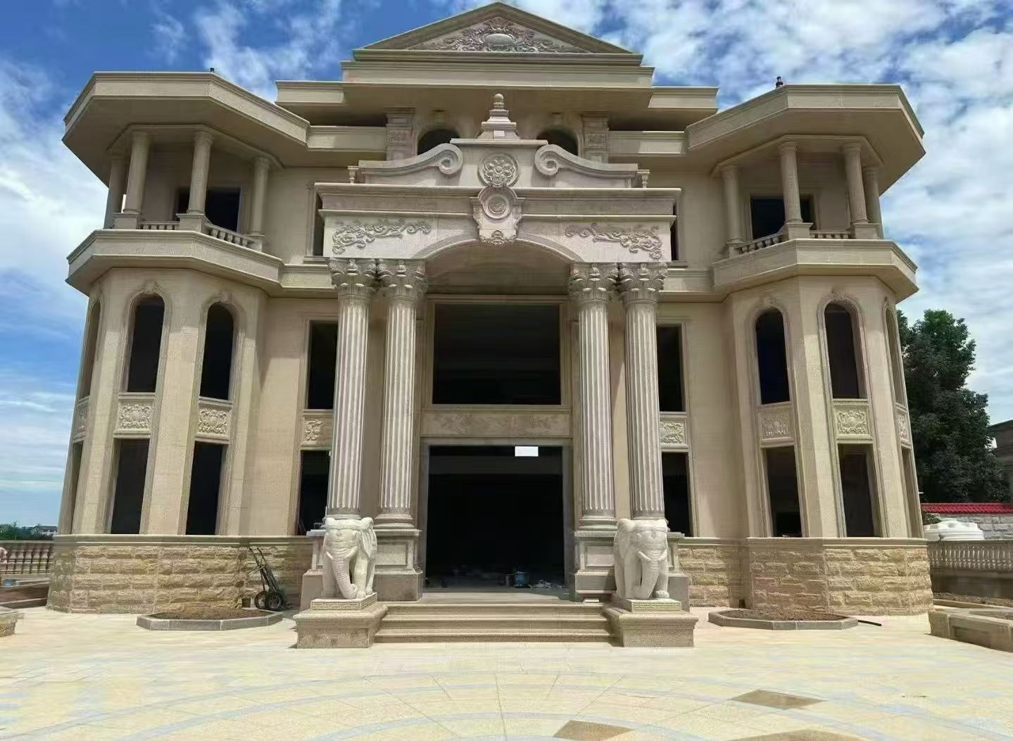 佳木斯 黄金麻别墅外墙干挂，大柱，大象，蘑菇石，雕花板