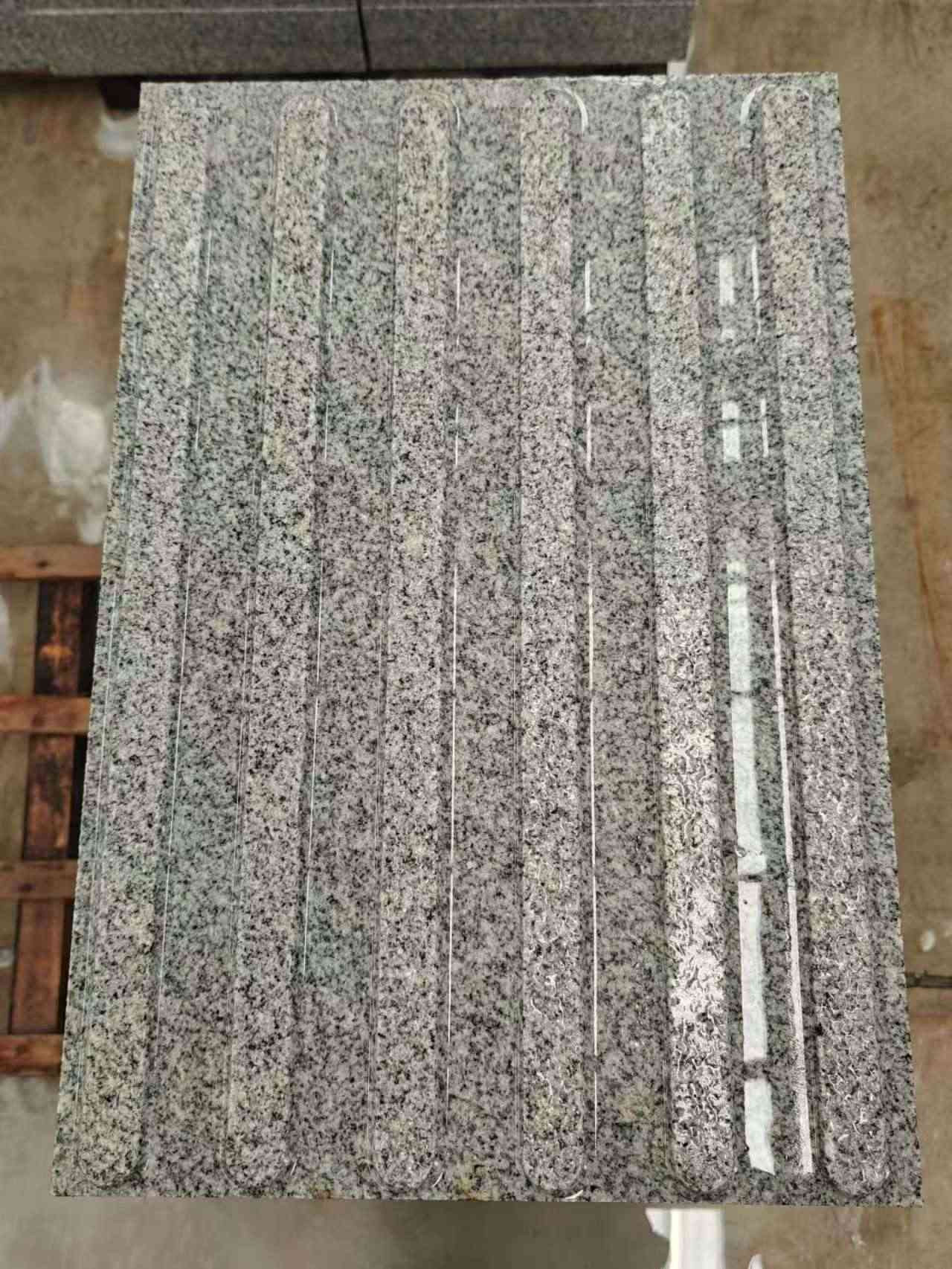 佳木斯 芝麻白花岗岩荔枝面雕刻盲道，盲条