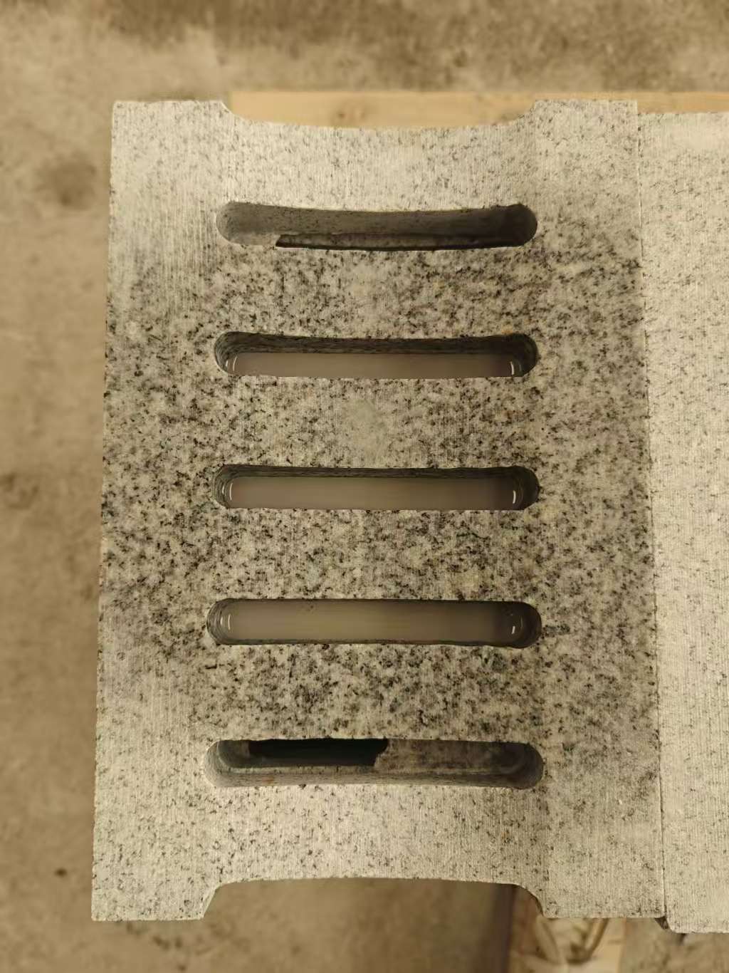 佳木斯 芝麻白拉丝面花岗岩U型开槽排水槽