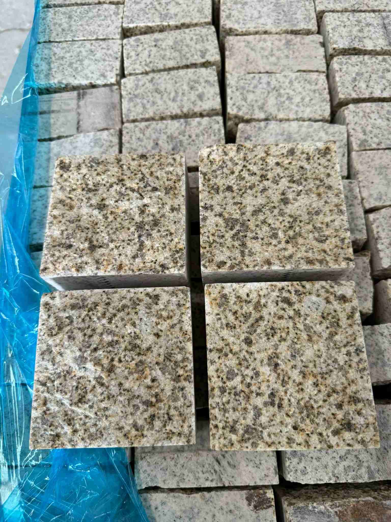 佳木斯 黄金麻花岗岩自然面小方块，弹石，马蹄石等