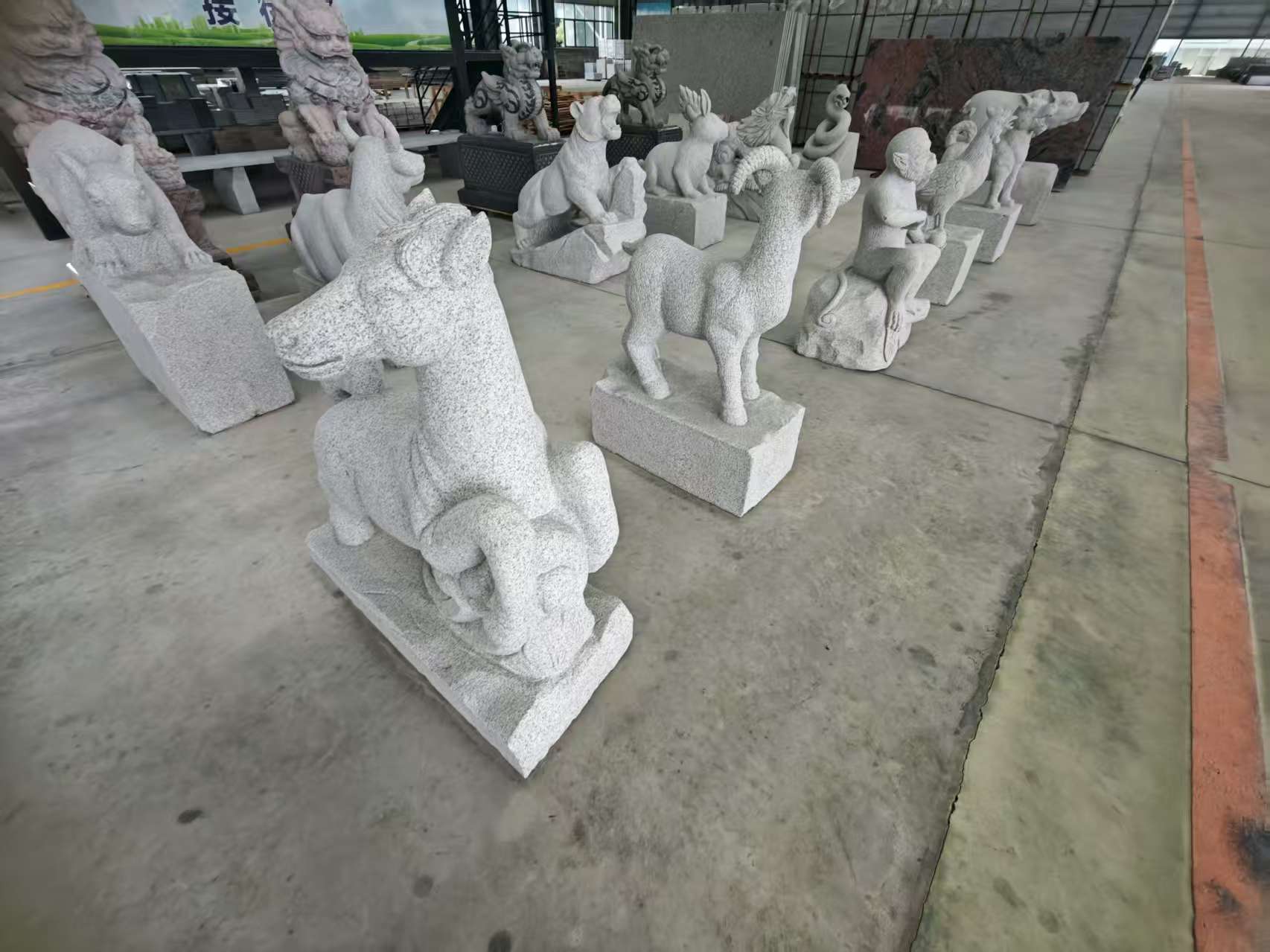 佳木斯 芝麻白花岗岩造型立体雕刻——十二生肖