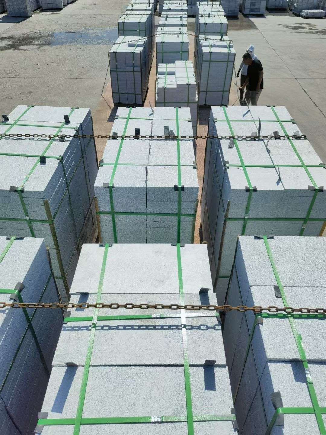 佳木斯 芝麻白花岗岩5公分地铺石 花岗岩厂家工厂装车日常