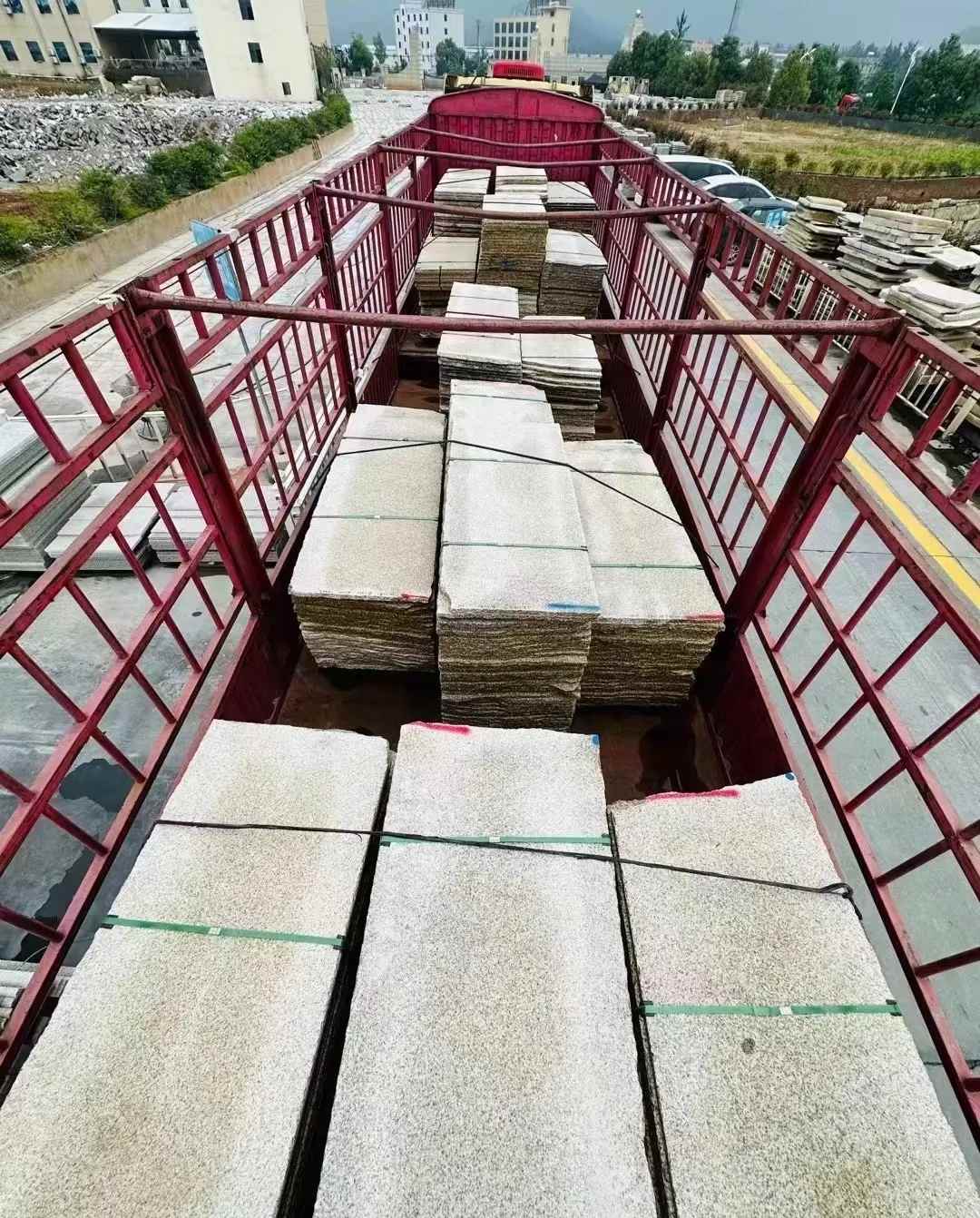 佳木斯 黄金麻花岗岩荔枝面，光面毛板装车完成