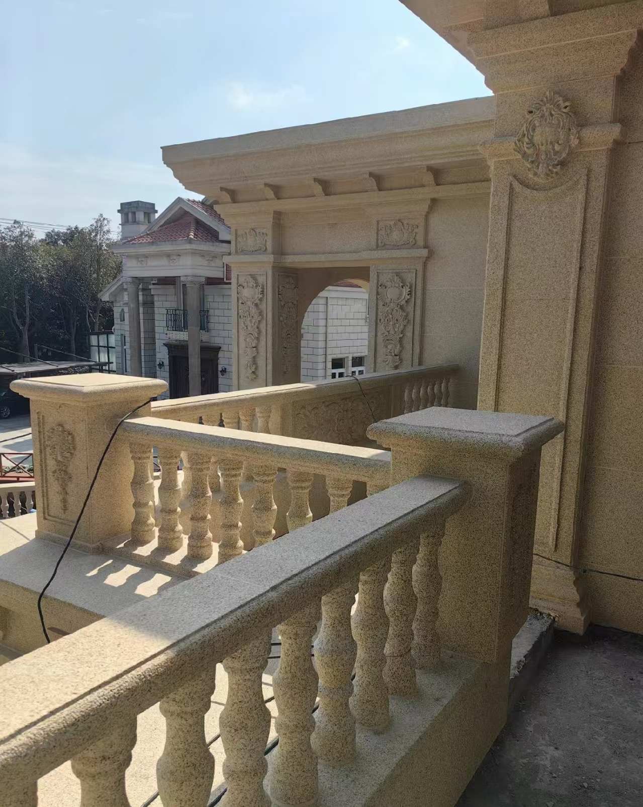 佳木斯 黄金麻别墅外墙干挂雕花配合阳台栏杆花瓶柱