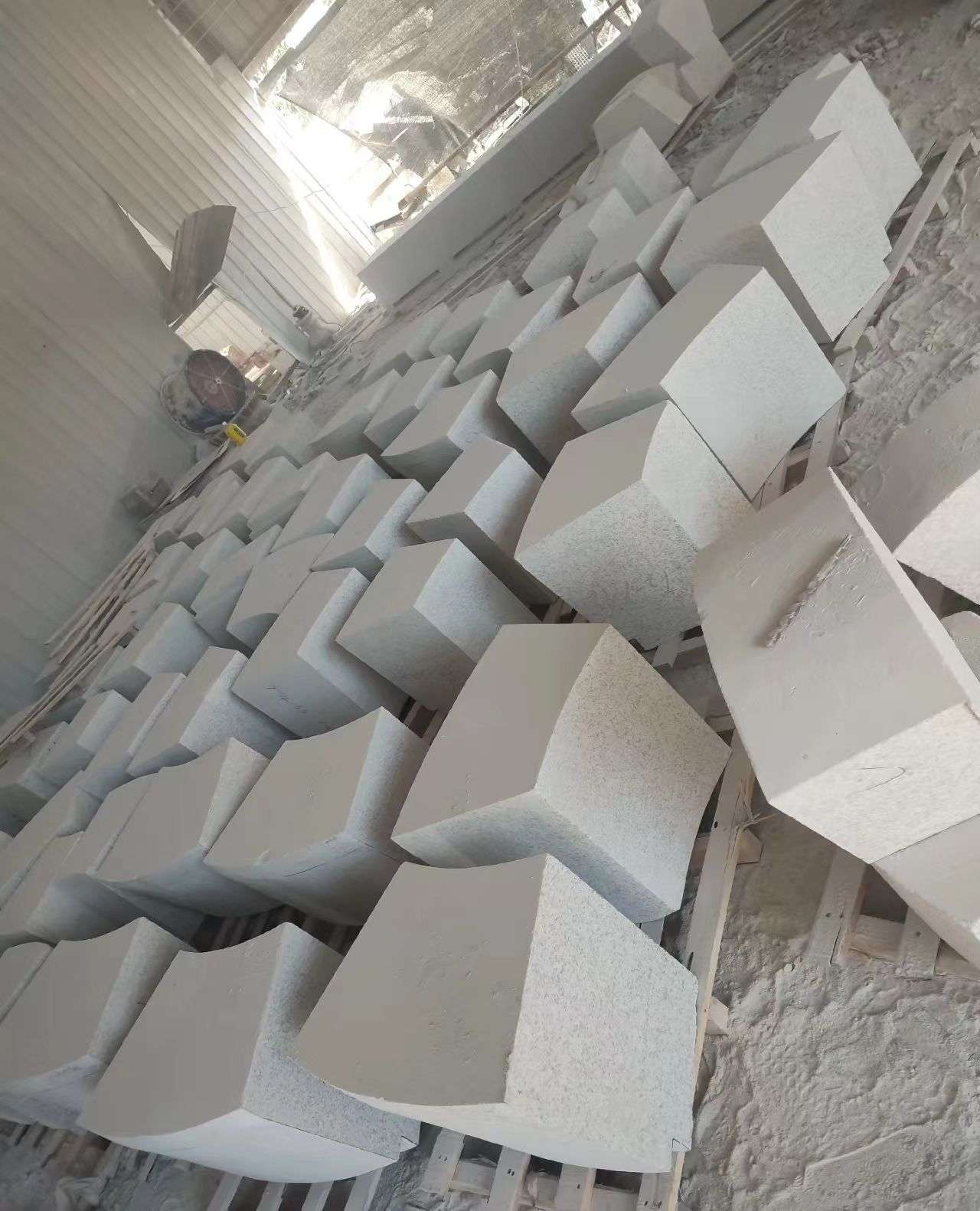 佳木斯 白麻花岗岩异形坐凳