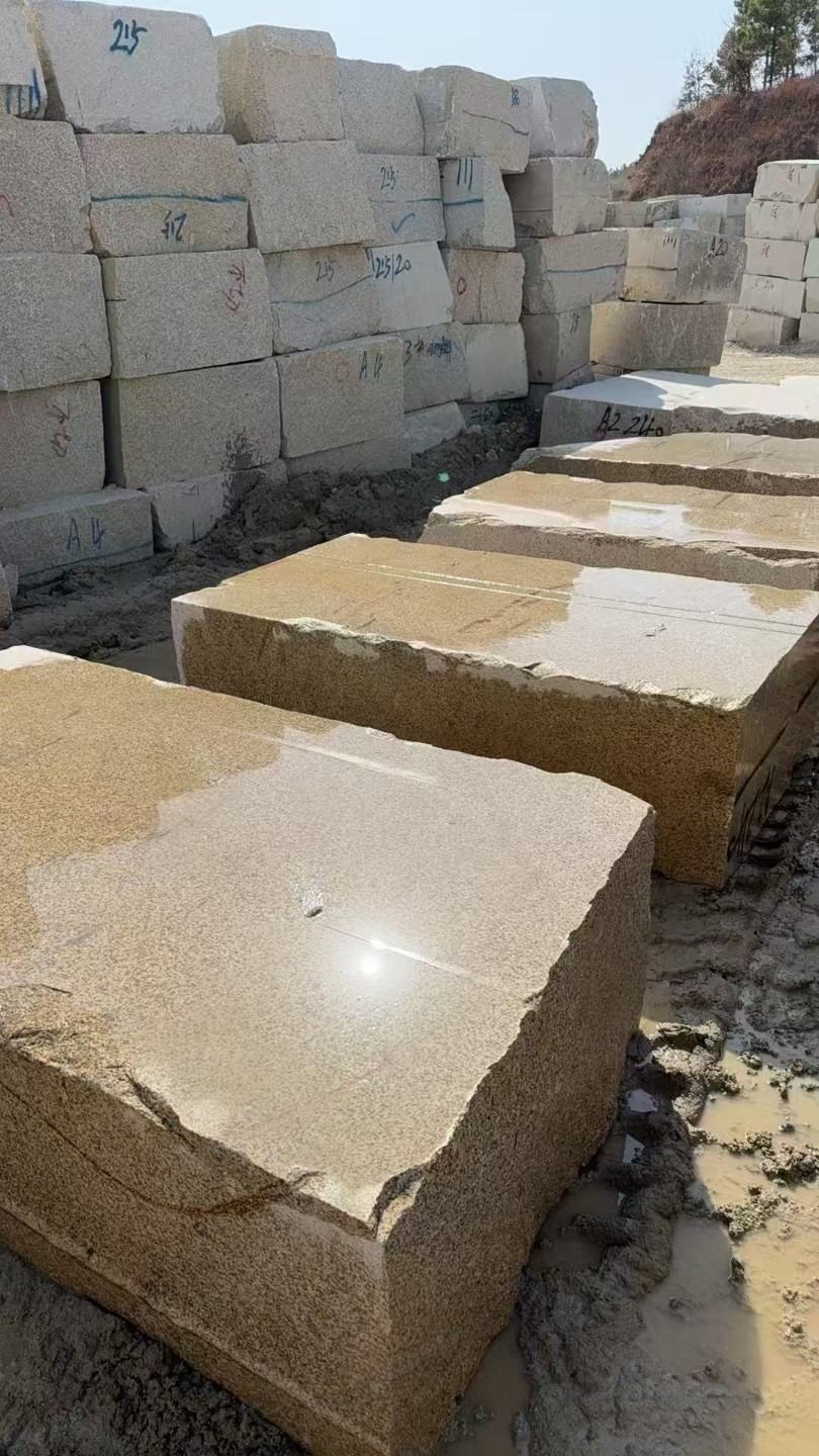 佳木斯 黄金麻方料堆场洗料分选中，原材料充足