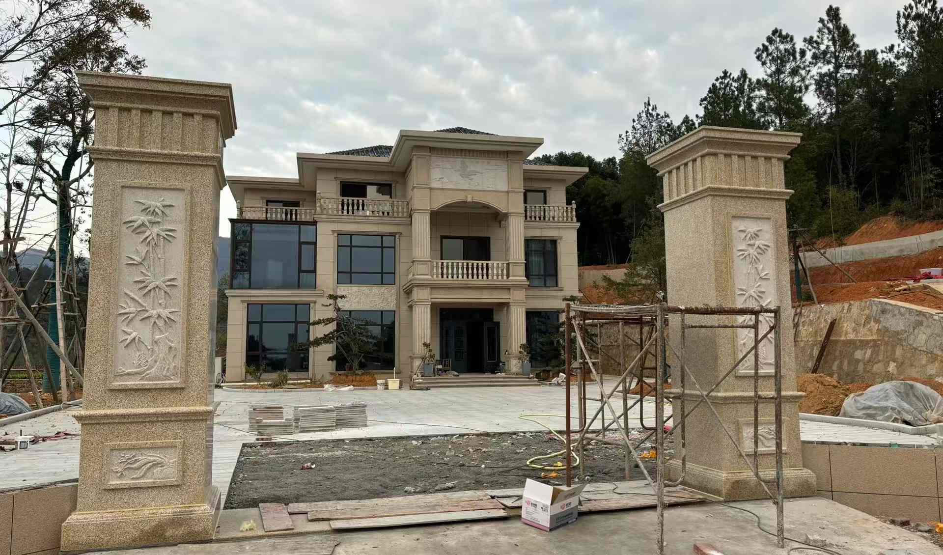 佳木斯 黄金麻花岗岩别墅雕花外墙干挂配上门口雕花罗马柱