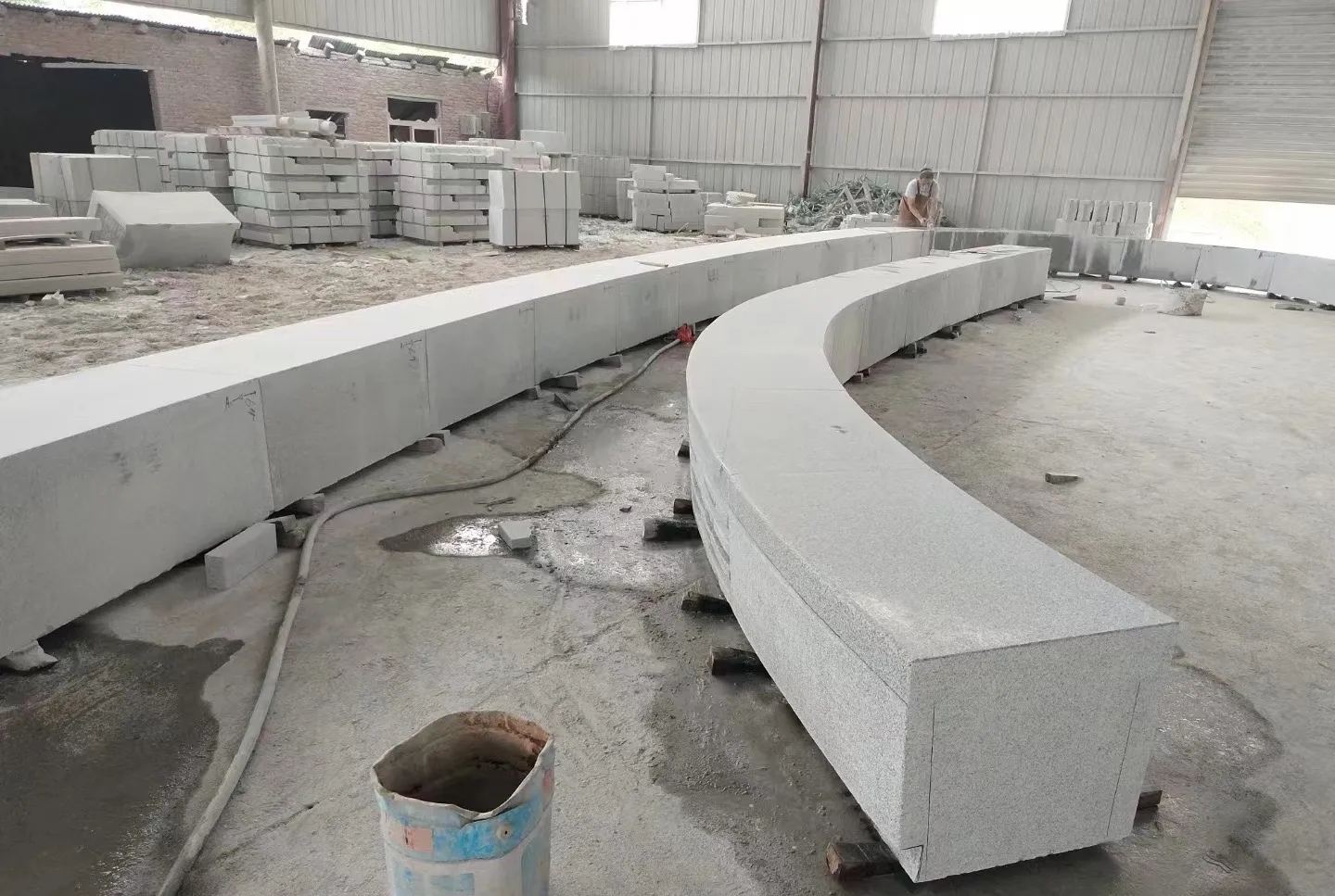 佳木斯芝麻白花岗岩石板材 园林光面弧形坐凳